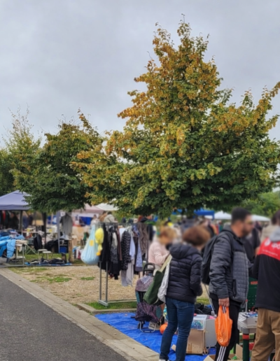 Marché en plein air sous ciel gris