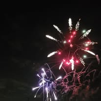 Marché en plein air sous ciel gris