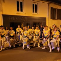 Marché en plein air sous ciel gris
